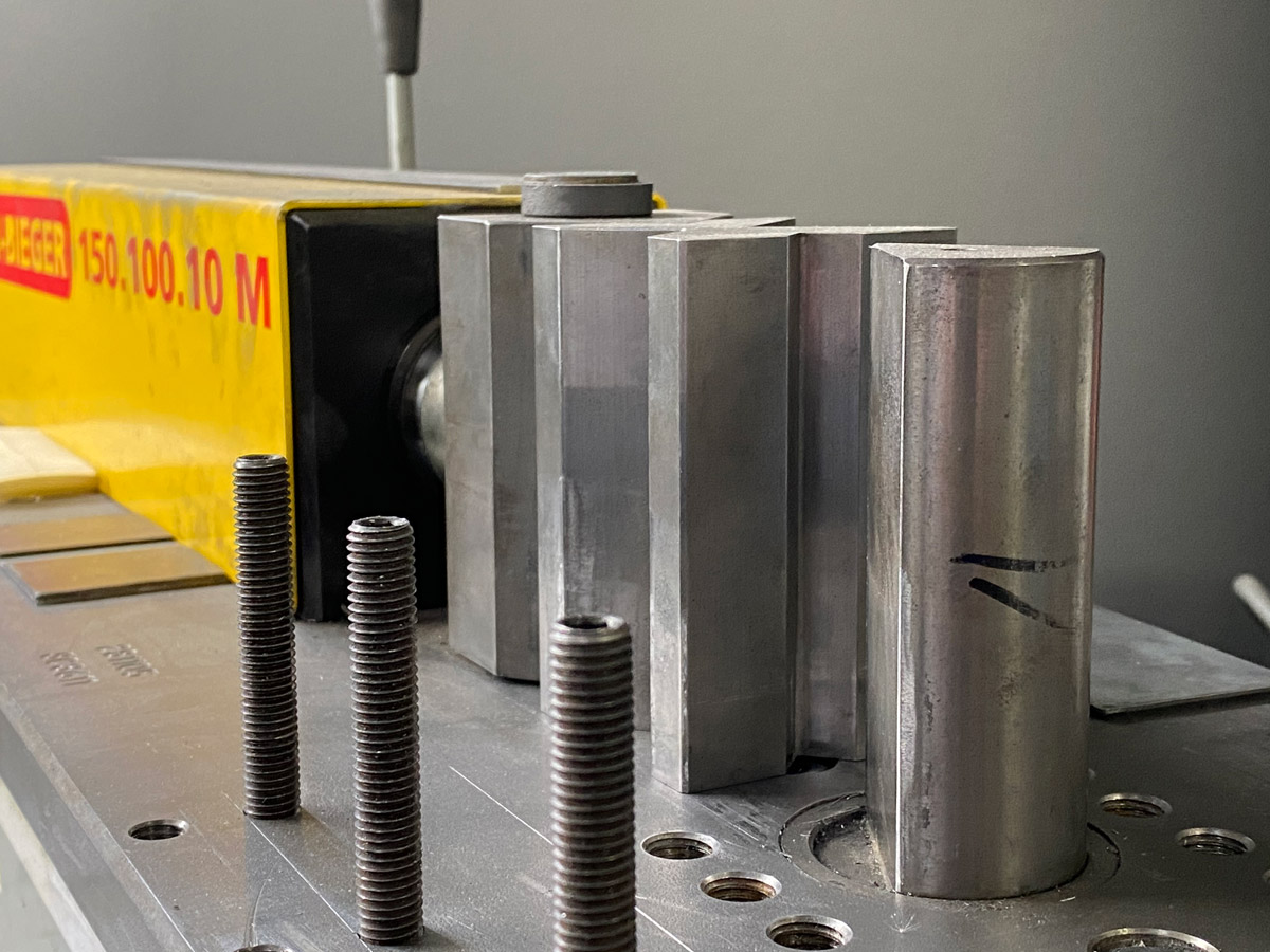 Aluminiumprofil biegen auf 3-Walzenbiegemaschine bis Bauteillänge 2000 mm und Querschnitt 50 x 50 mm